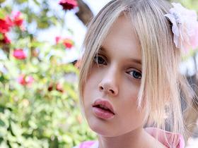 ミニマム合法ロリがコスプレ撮影会で身長差40㎝超えの男たちとガリバー3P！！ココ（25）　サンプル画像02